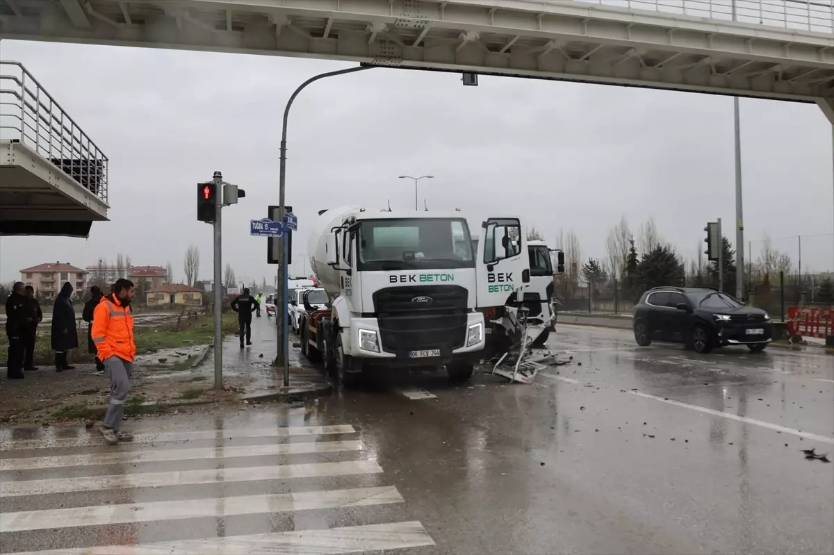Çubuk\'ta Beton Mikserleri Çarpıştı
