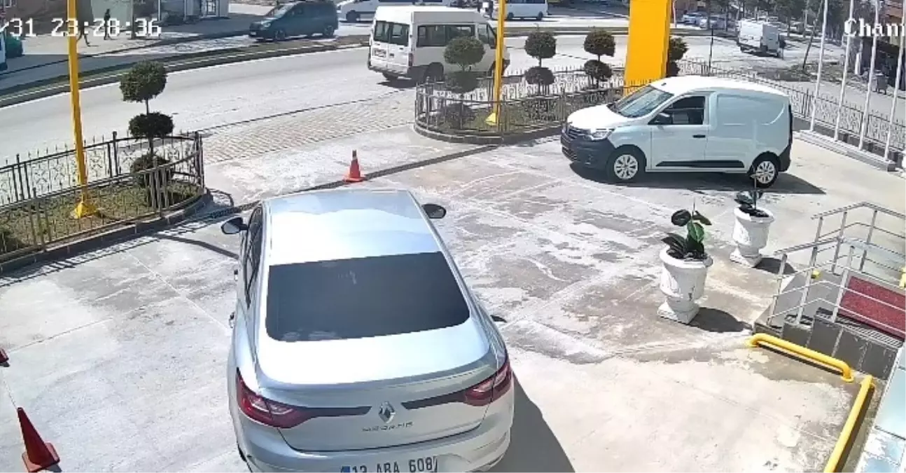 Tatvan\'da Minibüs Kazası: 4 Yaşındaki Çocuk Hayatını Kaybetti