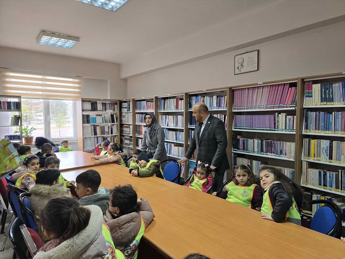 Kütüphane Haftası\'nda Öğrenci Ziyareti