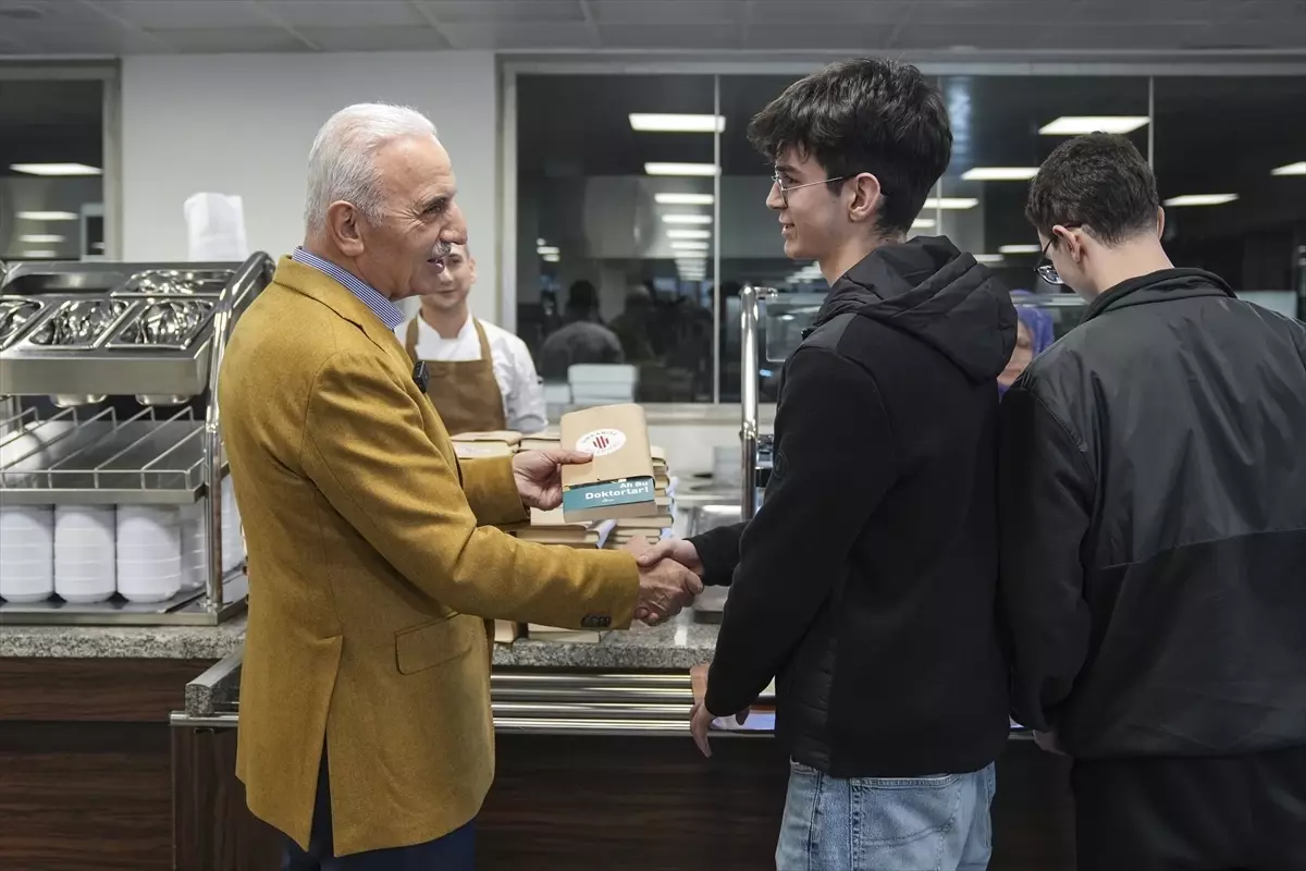 Ümraniye\'de Kitapla Tatlı İkramı