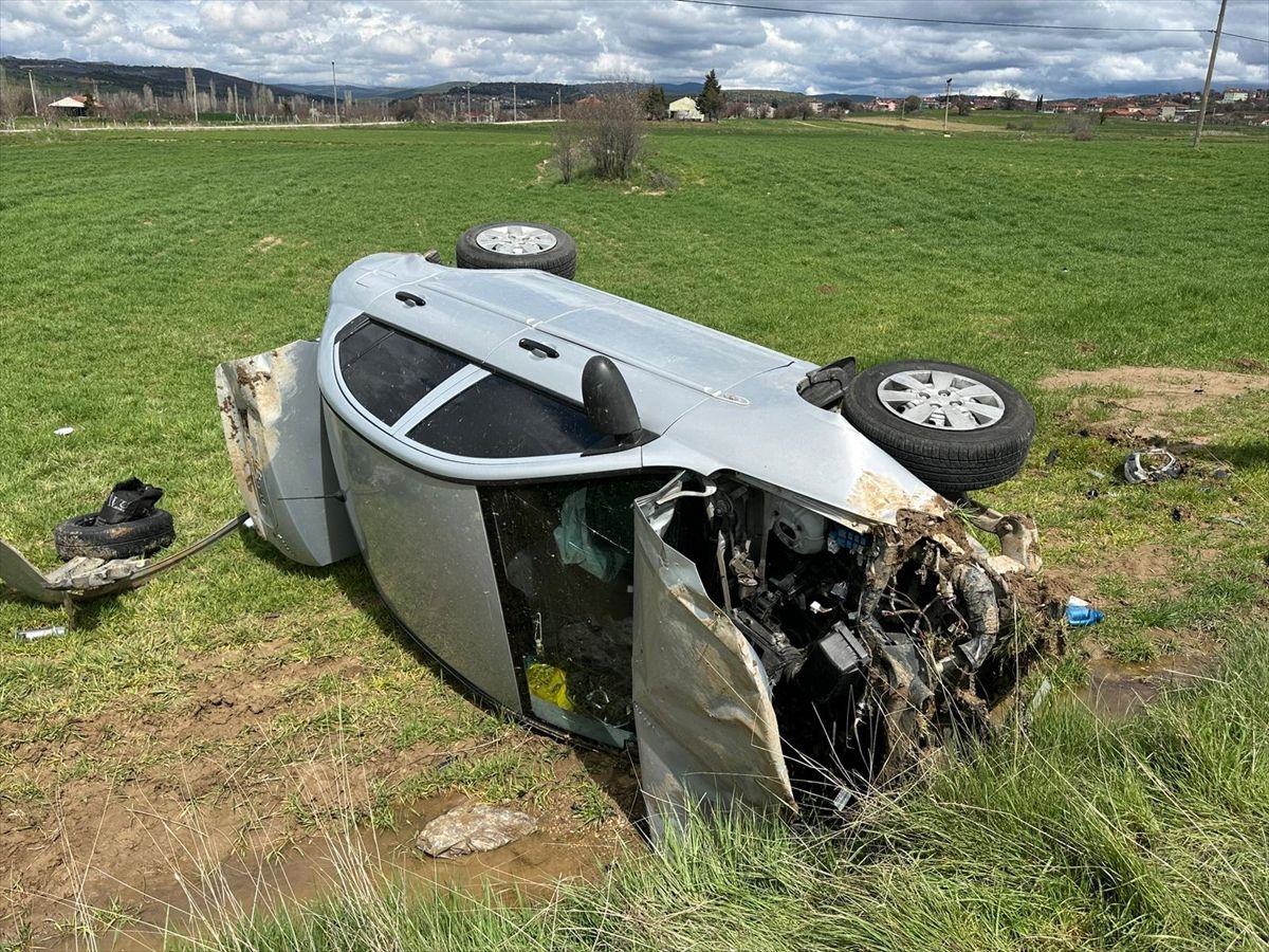 Uşak\'ta Otomobil Tarlaya Devrildi