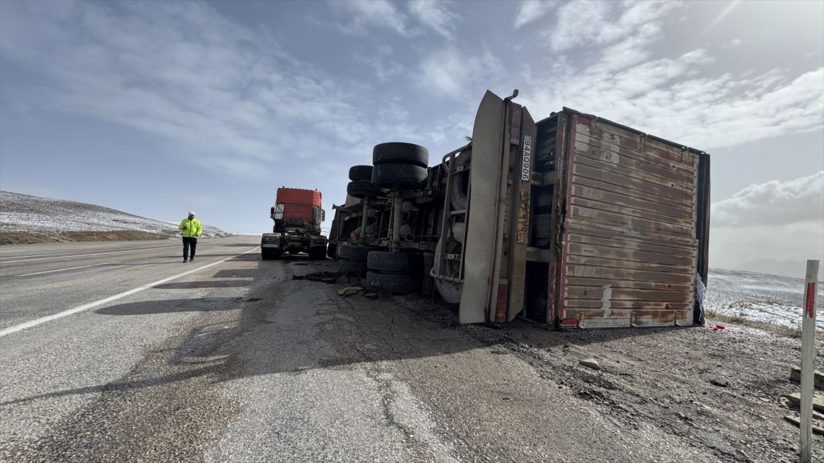 Tır Devrildi, Karpuzlar Zarar Gördü
