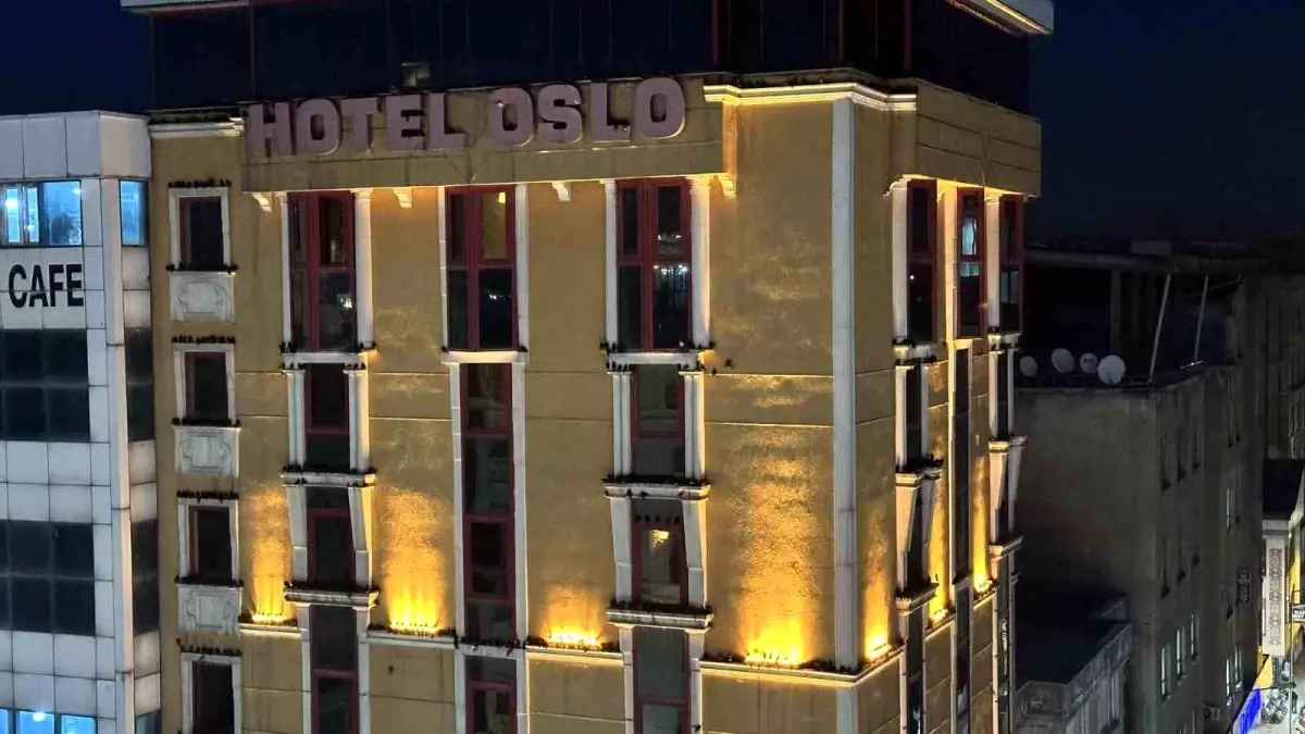 Yüksekova\'da Sığırcık Kuşları İlgi Odağı