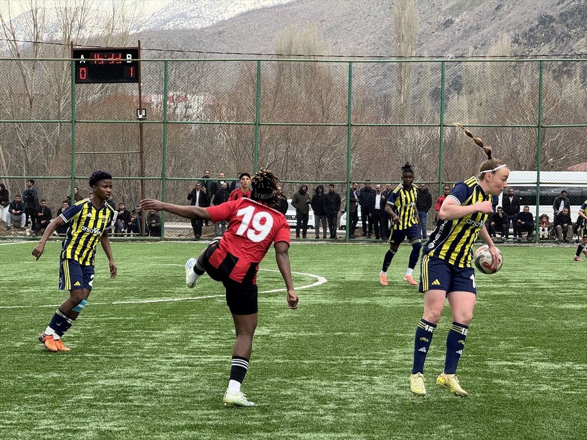 Gergin Maçta Teknik Direktör Yaralandı