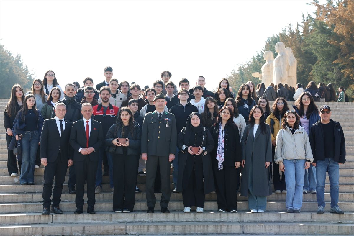 Yürüyen Köşk\'ün simgesi çınardan klonlama yöntemiyle elde edilen fide, Anıtkabir\'de toprakla buluştu