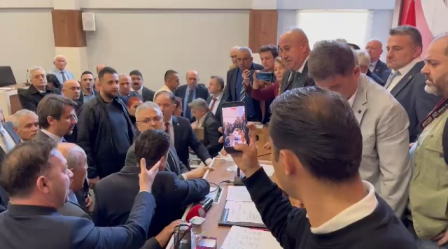 Başkanlık seçiminde İl Genel Meclisi karıştı, salona jandarma çağrıldı