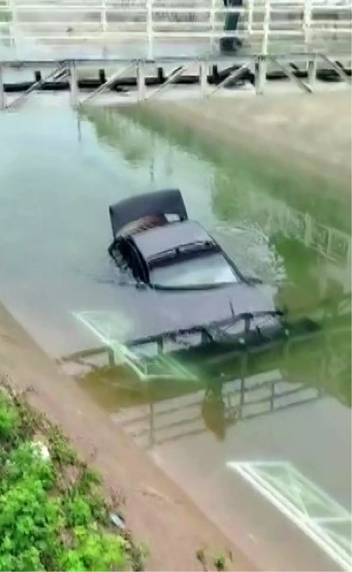 Adana\'da Kontrolden Düşen Araç Kanala Düştü