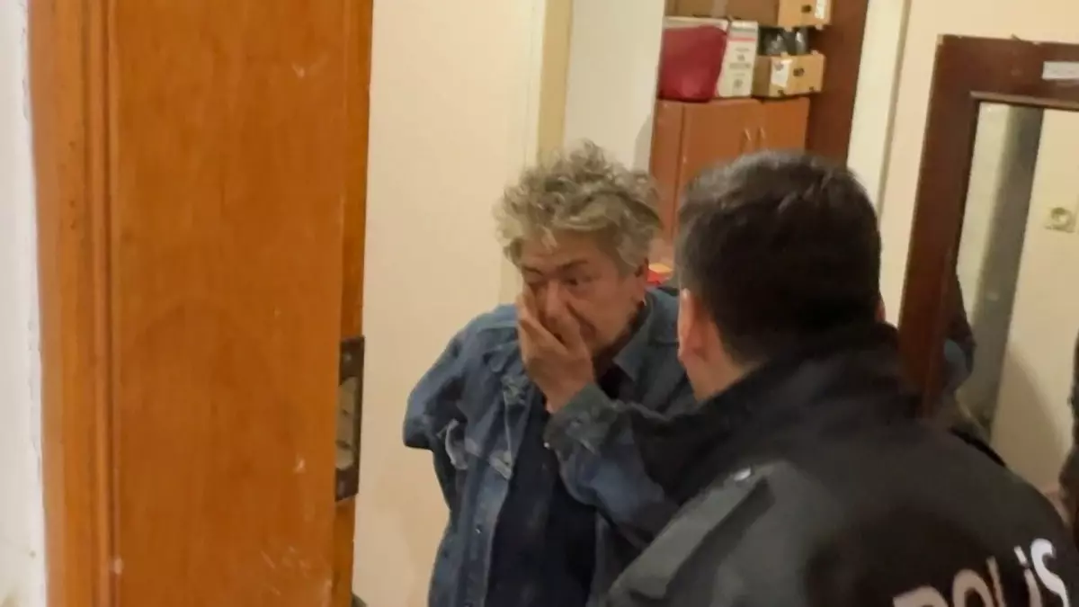 Kapı Kırıldı, Yorgun Kadın Uyandı