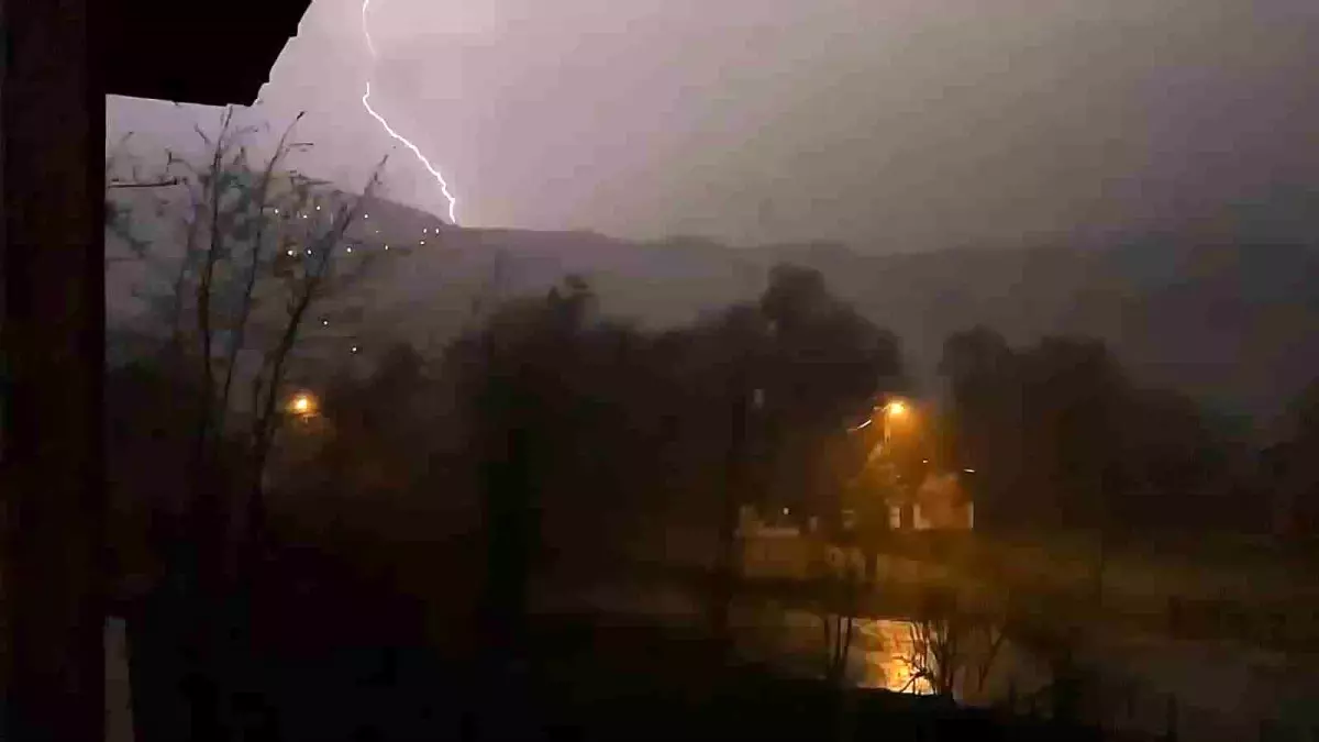 Bartın\'da Şimşek ve Dolu Etkili Oluyor