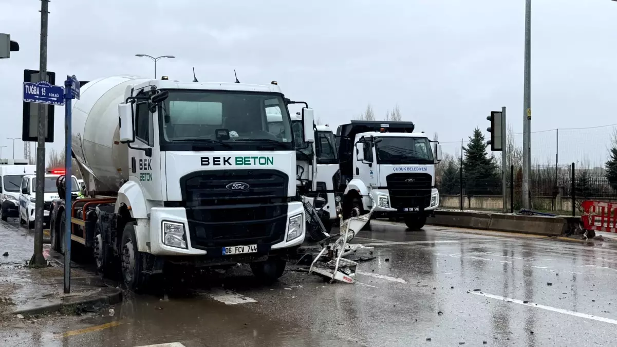 Çubuk\'ta Beton Mikserleri Çarpıştı
