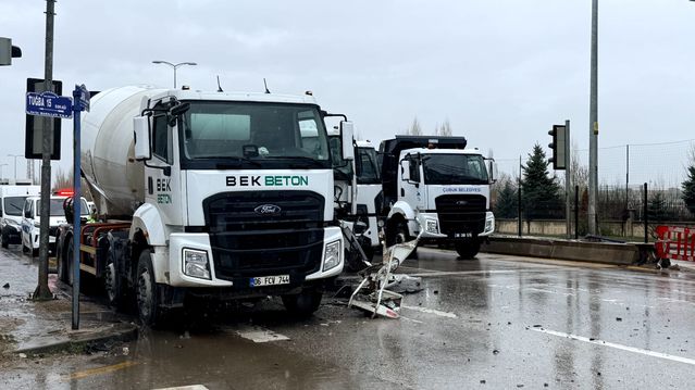 Çubuk’ta Beton Mikserleri Çarpıştı