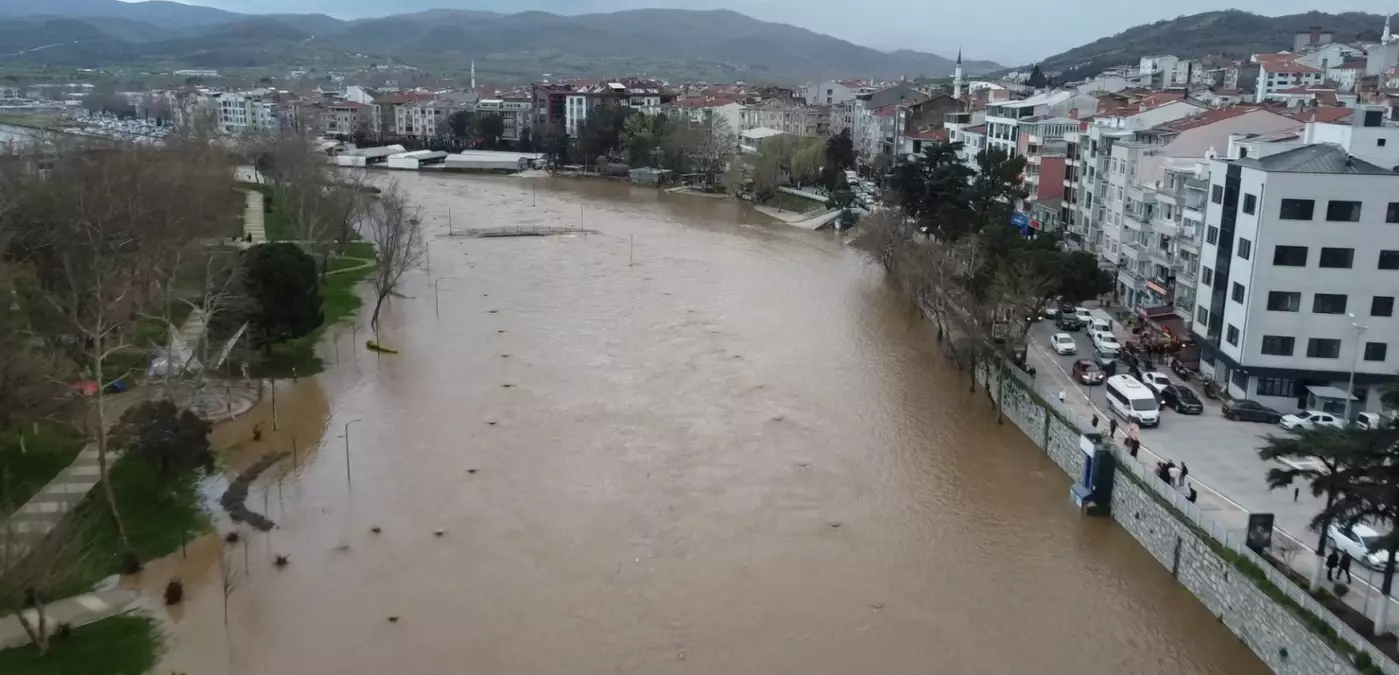 Kocabaş Çayı Taşarak Otoparkı Bastı