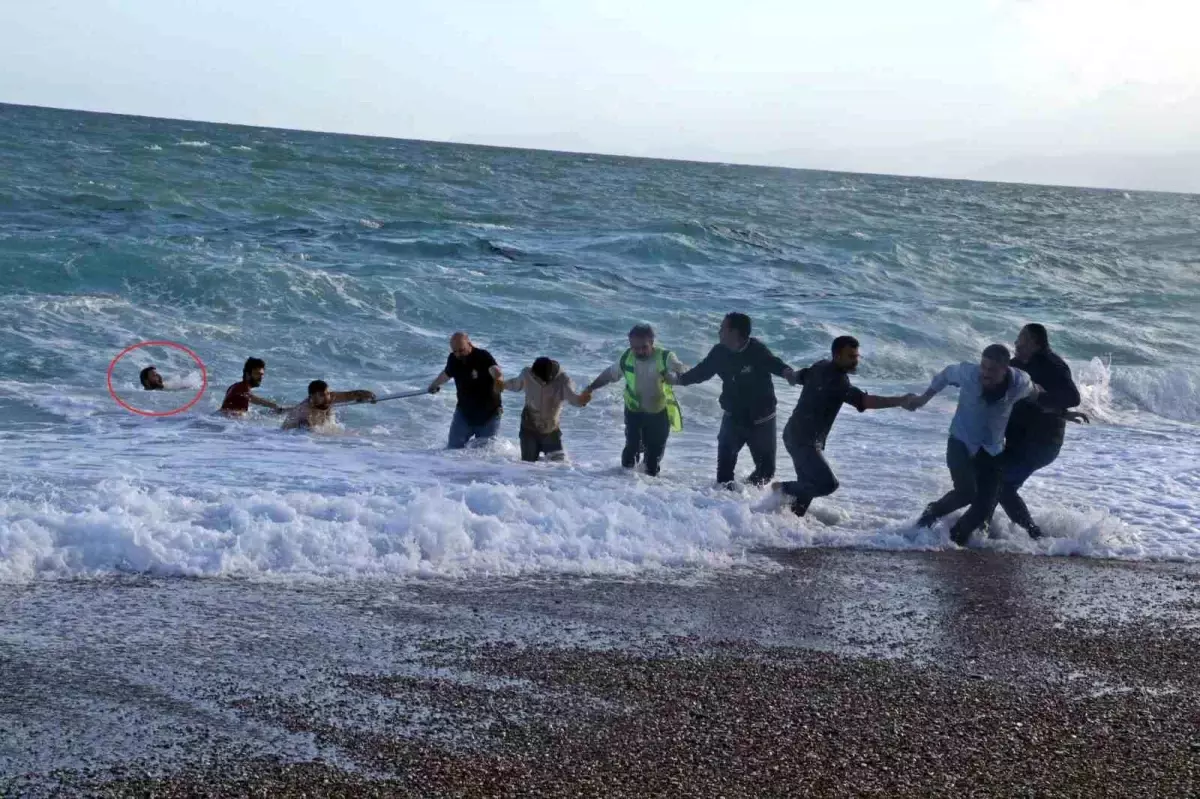 Antalya\'da Denizde Boğulma Tehlikesi: 1 Ölüm, 2 Kişi Kurtarıldı