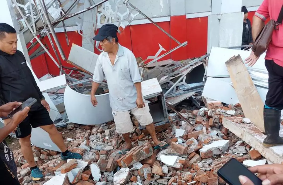 Endonezya açıklarında 7.4 büyüklüğündeki depremin görüntüleri ortaya çıktı