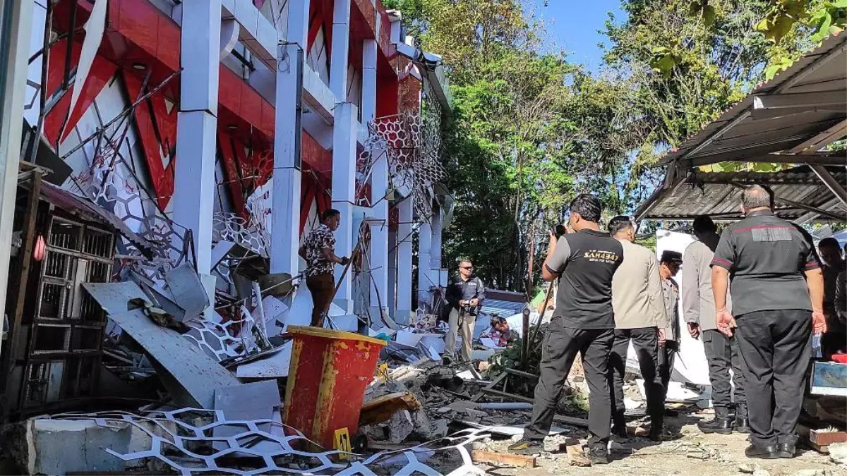 Endonezya\'da 7,4 Büyüklüğünde Deprem