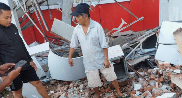 Endonezya'da 7,4 büyüklüğünde deprem