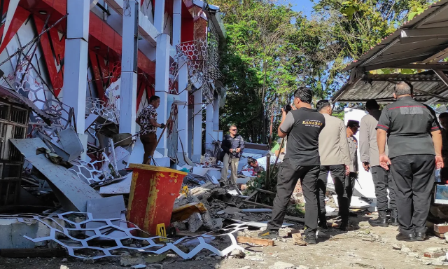 Endonezya'da 7,4 büyüklüğünde deprem