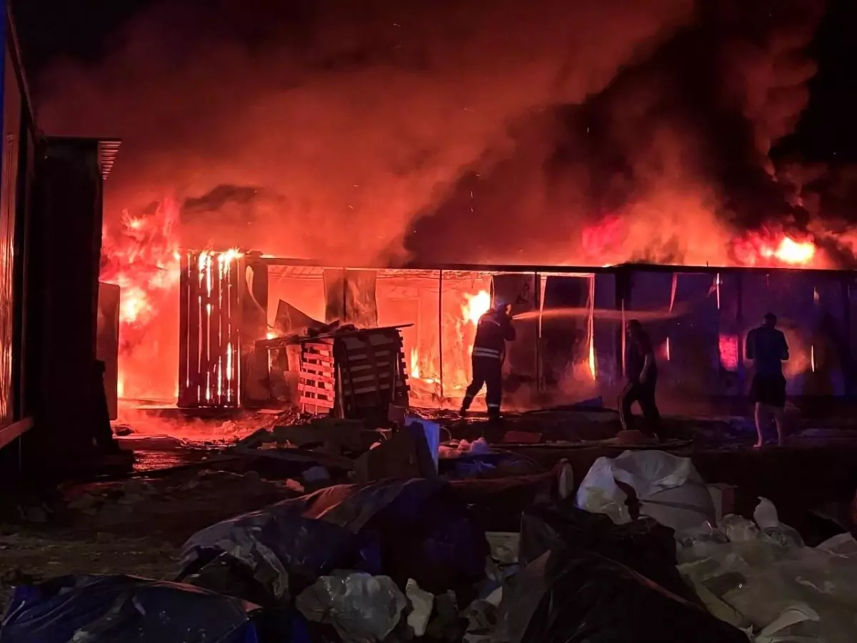 Erzincan\'da Konteyner Yangını Paniğe Neden Oldu