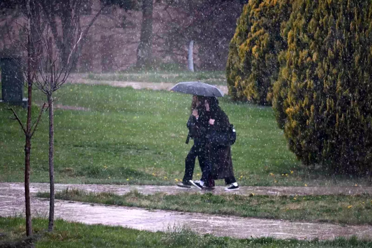 Eskişehir\'de Nisan Yağmurları Öğrencileri Zora Soktu