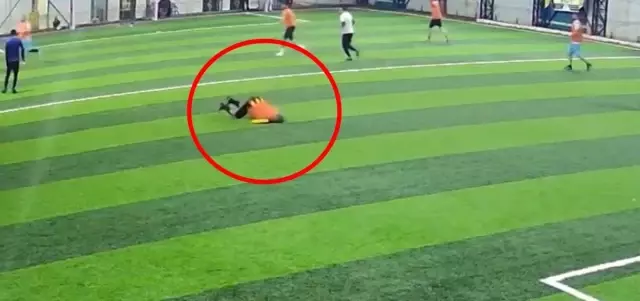 Halı sahada kahreden son! Kamera her şeyi kaydetti