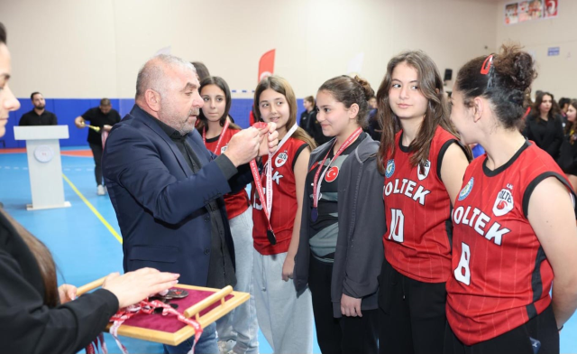 Hatay’da voleybol şöleni finalle sona erdi, şampiyonlar kupalarına kavuştu