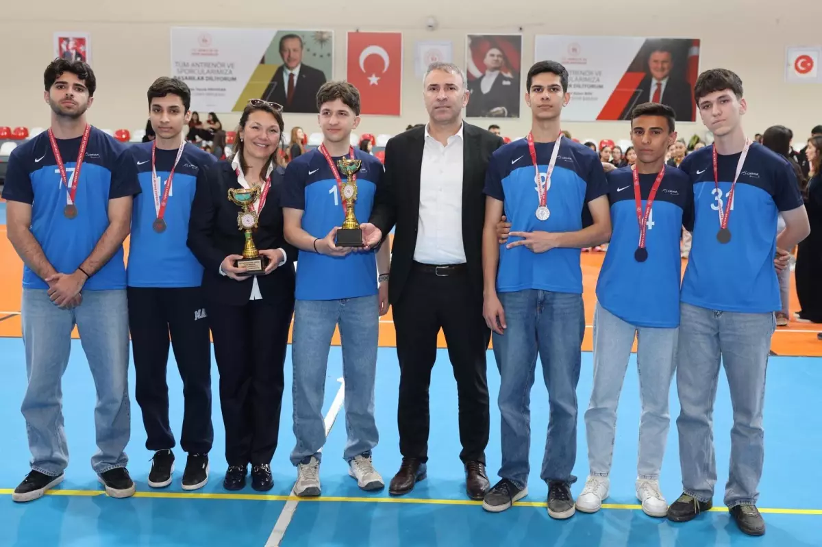 Hatay&rsquo;da voleybol ş&ouml;leni finalle sona erdi, şampiyonlar kupalarına kavuştu