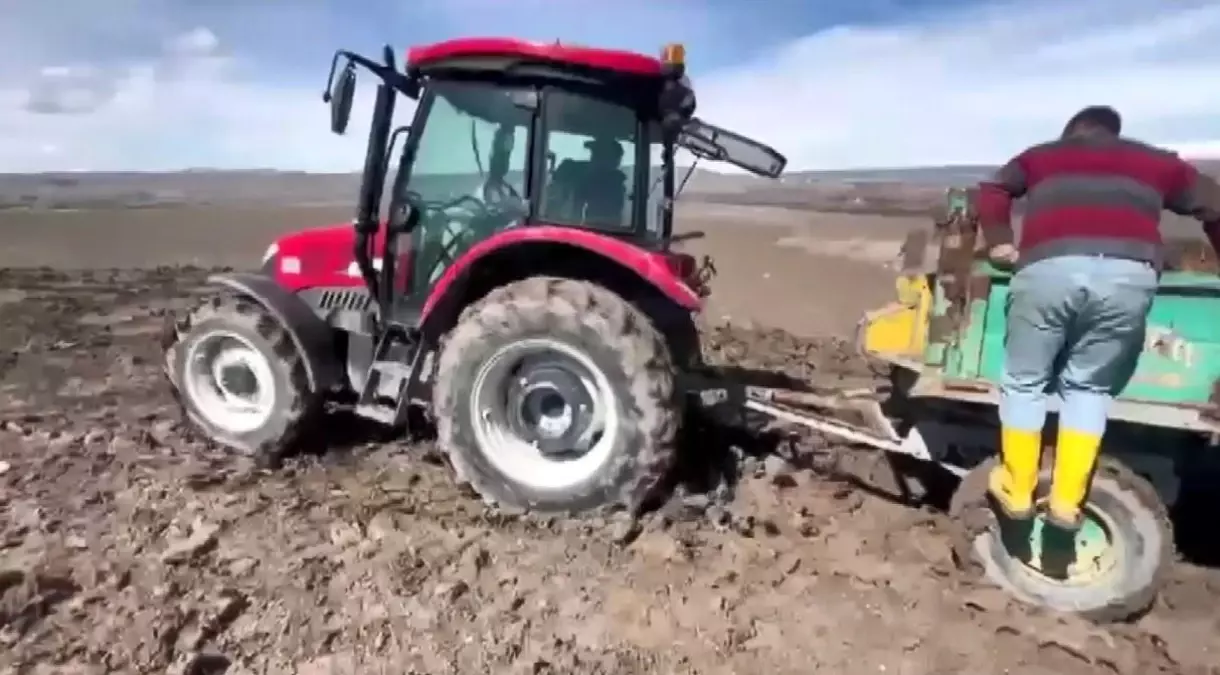 Kars\'ta Traktörler Çamura Saplandı