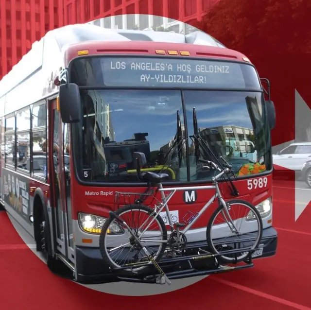 Los Angeles’taki otobüslere yazılan Türkçe mesaja dikkat