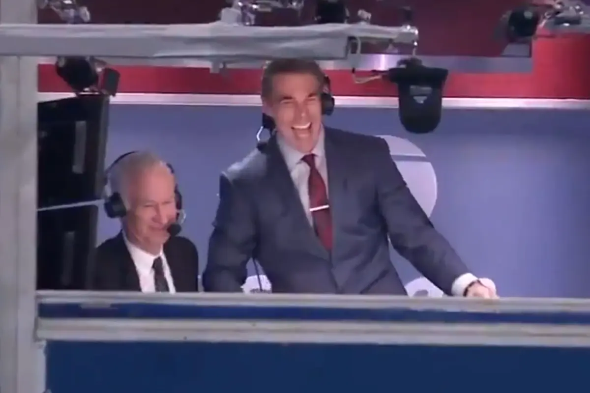 Ma&ccedil; topunu hatıra olarak isteyen spikeri havalara u&ccedil;uran hareket