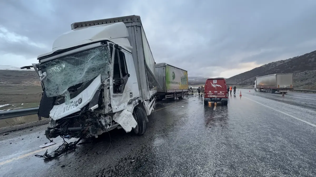 Malatya\'da otomobil ile TIR çarpıştı: 3 ölü, 1 yaralı
