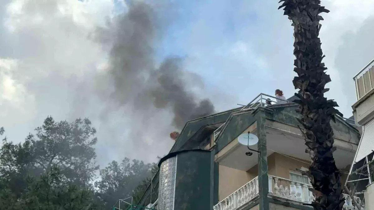 Marmaris\'te Çatı Yangını: Mahsur Kalan Kurtarıldı