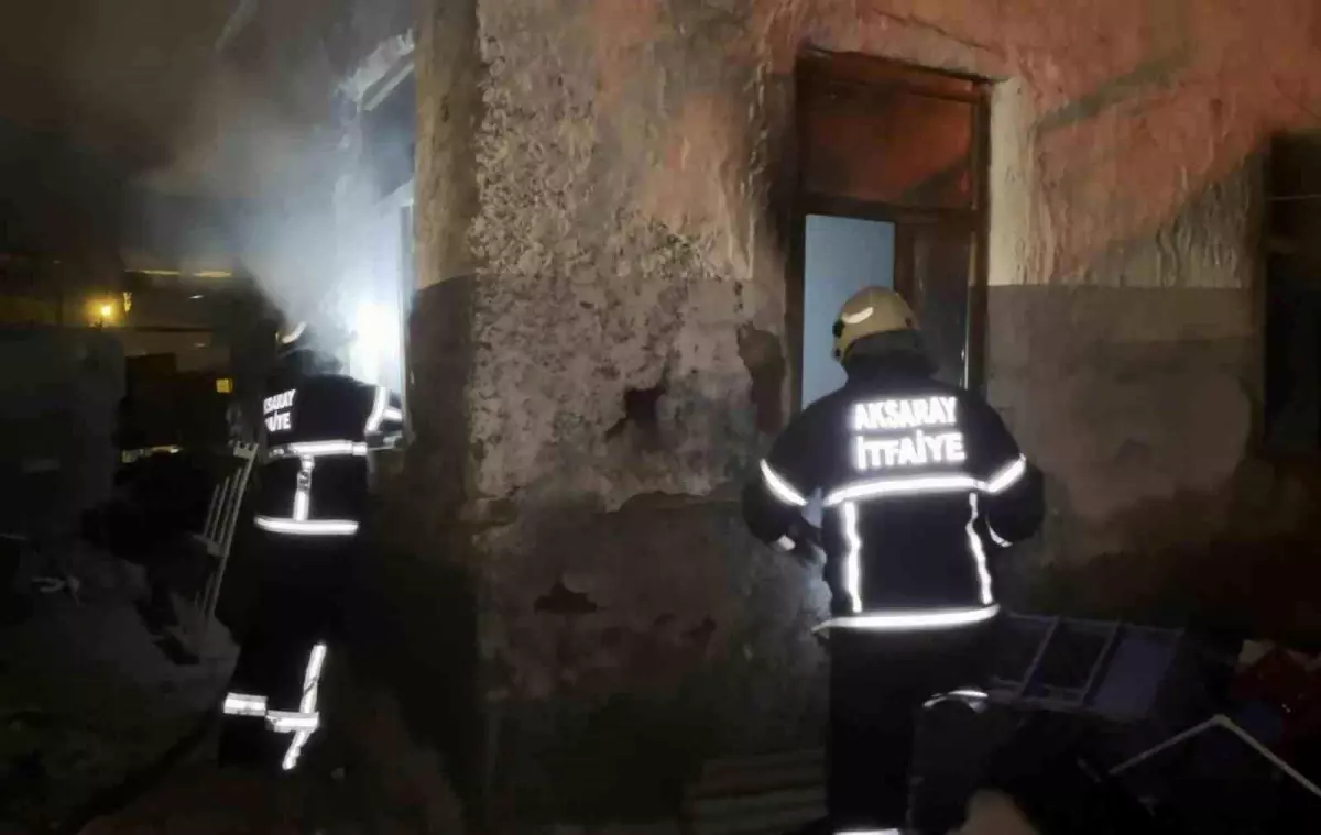 Aksaray\'daki Metruk Evde Yangın