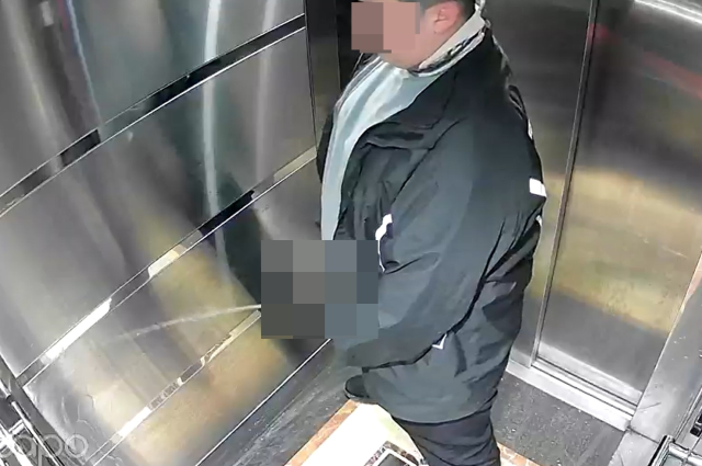 Önce siparişi yedi sonra idrarını yaptı! Kuryeye asla unutamayacağı ders