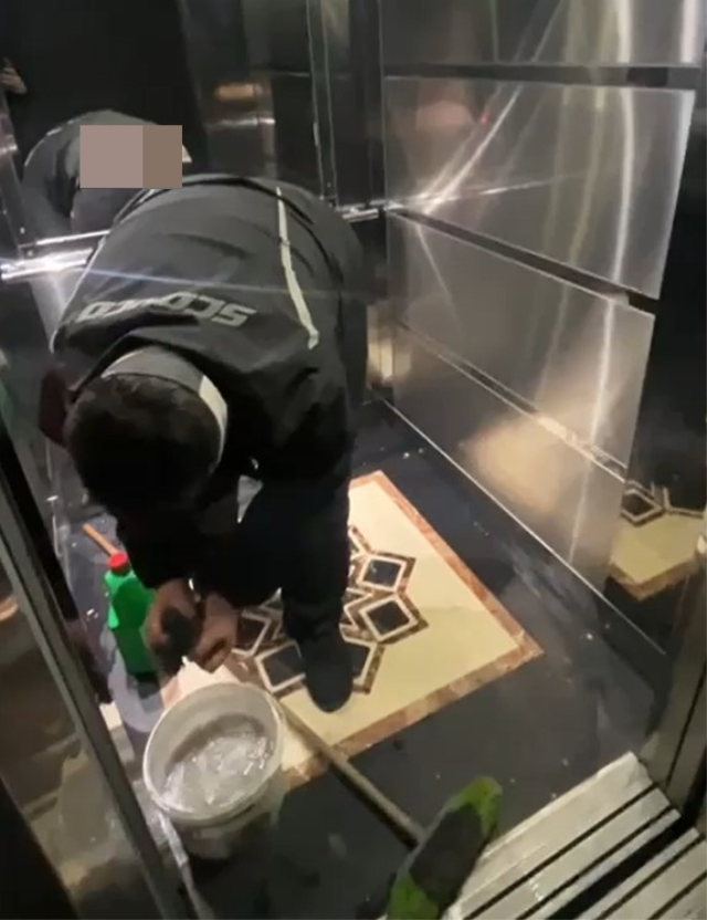 Önce siparişi yedi sonra idrarını yaptı! Kuryeye asla unutamayacağı ders
