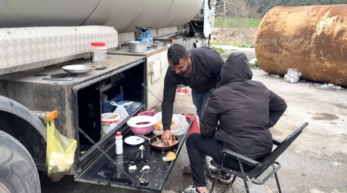 Tanker Şoförleri 12 Gün Mahsur Kaldı