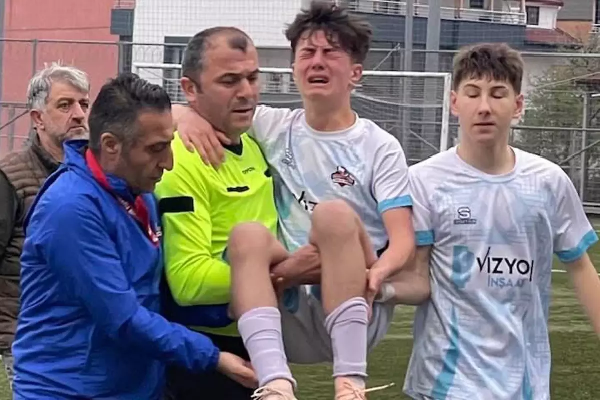 Sakatlanan futbolcuyu maçın hakemi kucağında taşıdı