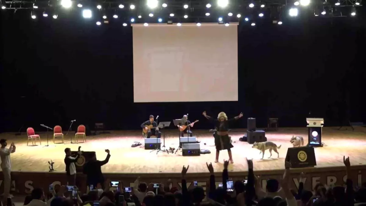 Sivas\'ta Nevruz Kutlamalarında Kurt ve Şahin Şov