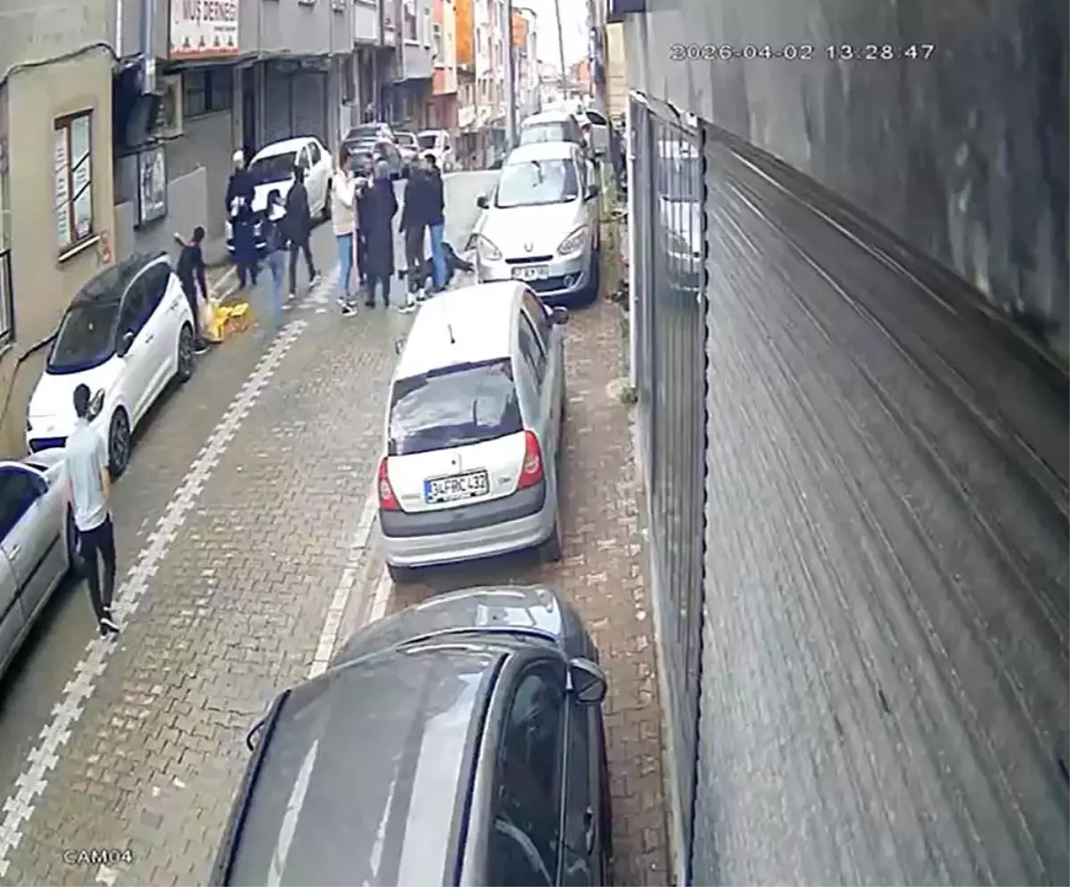 İşe giderken yakaladılar! 2 kadın 1 kadını bayıltana kadar dövdü