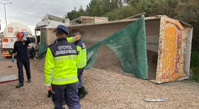 TEM'de zincirleme kaza: 4 araç birbirine girdi, Ankara yönü trafiğe kapatıldı