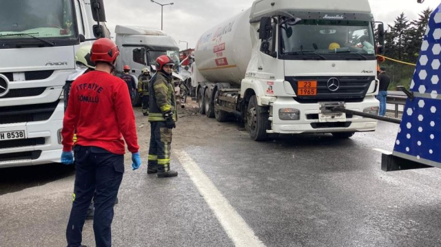 TEM'de zincirleme kaza: 4 araç birbirine girdi, Ankara yönü trafiğe kapatıldı