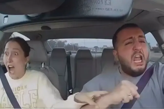 Trafikte giderken gördükleri manzara karşısında kendilerinden geçtiler