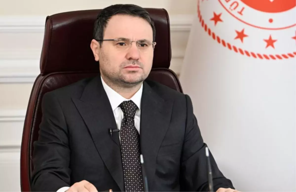 Bakan Akın Gürlek\'i taşıyan uçak Diyarbakır\'a inemedi