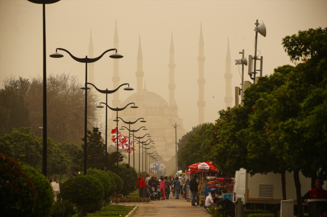 Afrika'dan gelen çöl tozu Türkiye'ye giriş yaptı! Bazı illerimizde göz gözü görmüyor