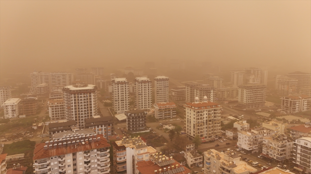 Afrika'dan gelen çöl tozu Türkiye'ye giriş yaptı! Bazı illerimizde göz gözü görmüyor