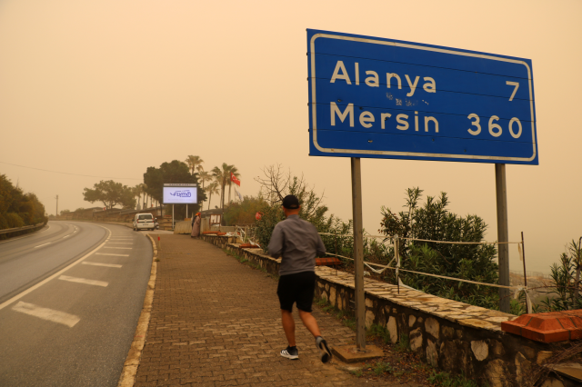 Afrika'dan gelen çöl tozu Türkiye'ye giriş yaptı! Bazı illerimizde göz gözü görmüyor