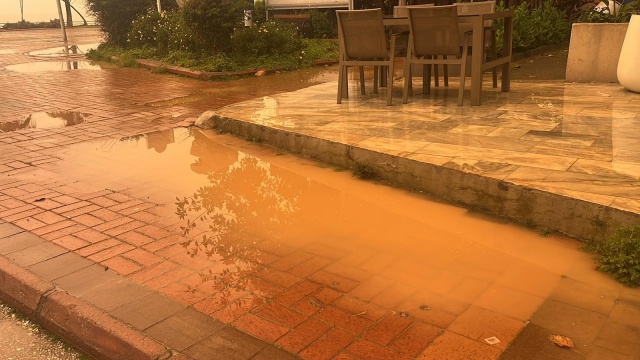 Afrika'dan gelen çöl tozu Türkiye'ye giriş yaptı! Bazı illerimizde göz gözü görmüyor