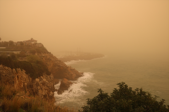 Afrika'dan gelen çöl tozu Türkiye'ye giriş yaptı! Bazı illerimizde göz gözü görmüyor