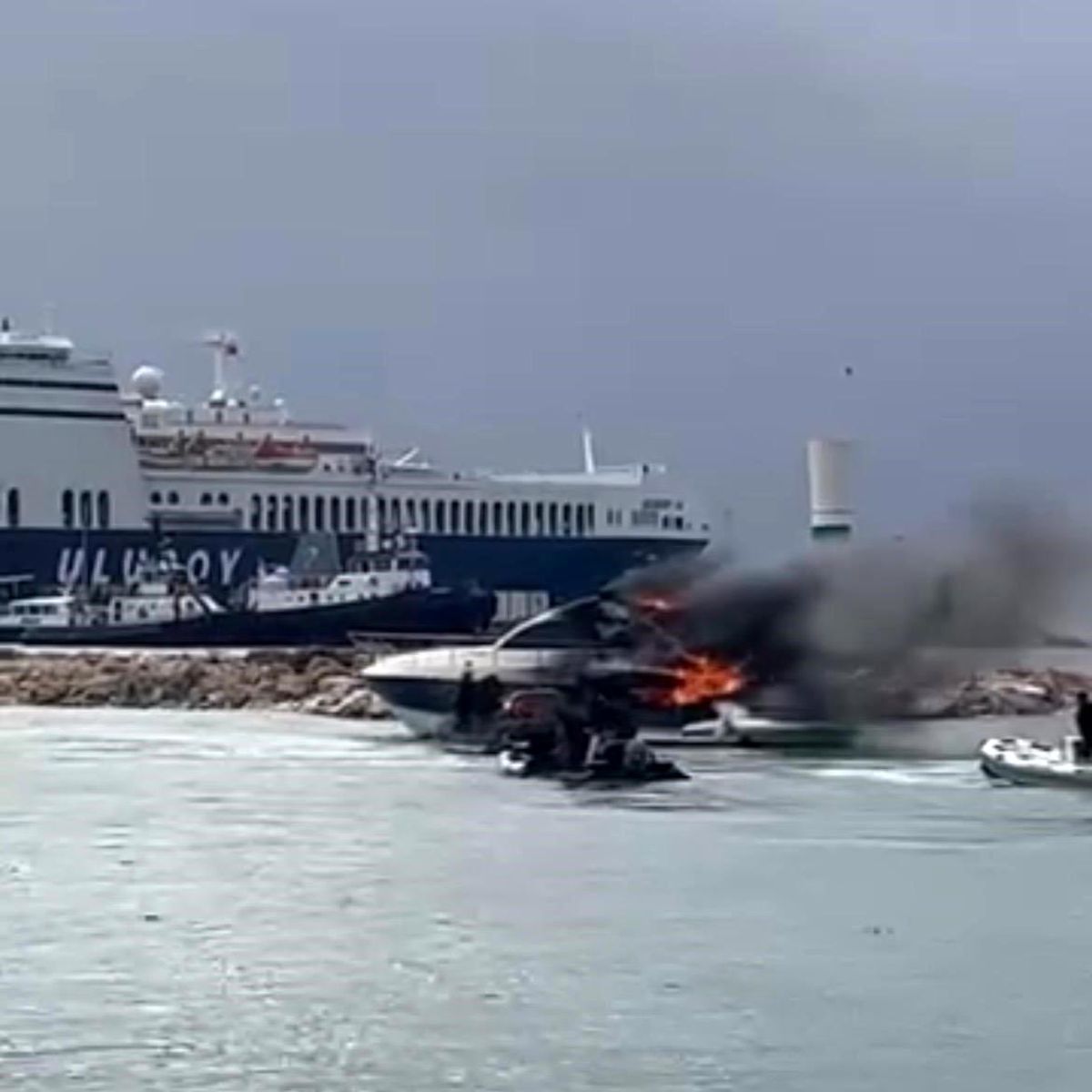 Çeşme\'de Motoryat Yangını Paniğe Neden Oldu