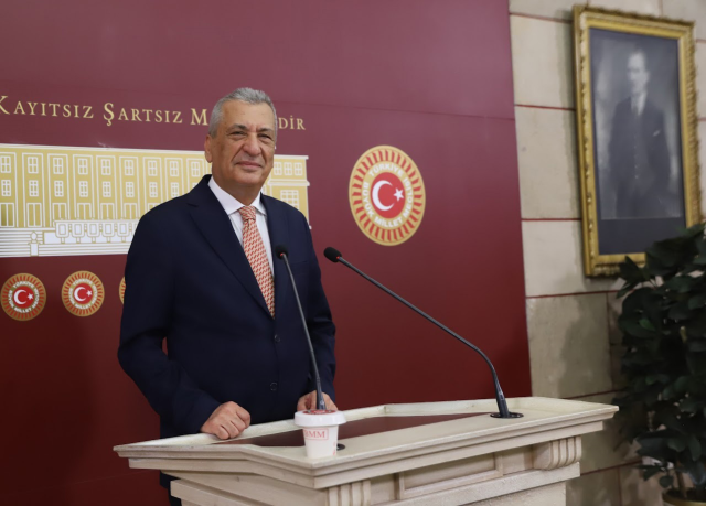 CHP'li Öztürkmen: MHP'li meclis üyesi okul basıp öğretmen dövdü