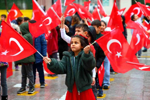 Elazığ’da Öğrenciler Milli Takımı Kutladı